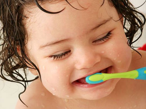 Lưu ý vệ sinh răng miệng cho bé trong tuổi ăn dặm | Vinmec