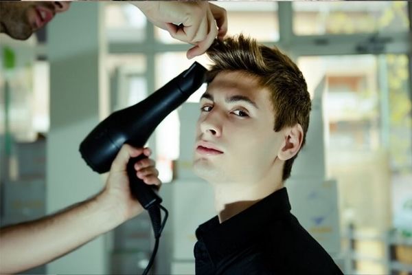 Cách đơn giản để làm khô và tạo kiểu tóc ngắn chỉ trong 3 phút.