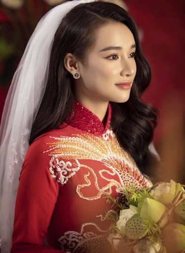 25+ Kiểu Tóc Đẹp Lấp Lánh Cho Cô Dâu Mặc Áo Dài