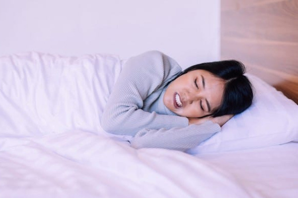 Nghiến răng khi ngủ có nguy hiểm không? ngủ nghiến răng là người như thế nào