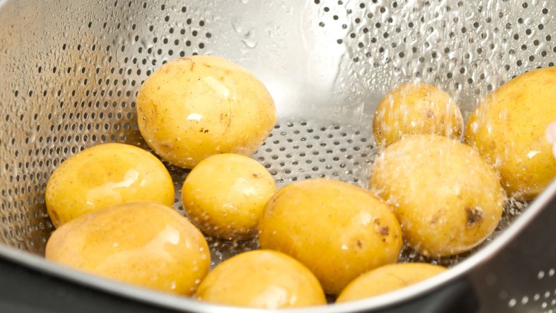 Giải đáp thắc mắc khoai tây mọc mầm nhỏ có ăn được không?