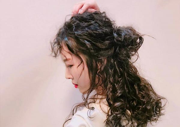 25+ Kiểu Tóc Dài Xoăn Cho Mặt Tròn Và Béo Trở Nên Thon Gọn Hơn