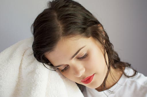 Khuôn mặt nào phù hợp với tóc gợn sóng nhỏ?