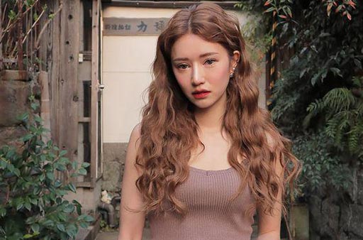 Khuôn mặt nào phù hợp với tóc gợn sóng nhỏ?