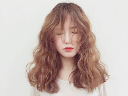 Khuôn mặt nào phù hợp với tóc gợn sóng nhỏ?