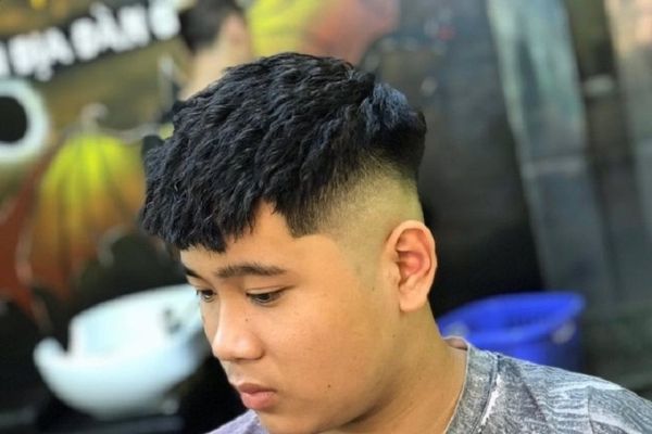 Kiểu tóc xoăn nhiều lớp sâu phù hợp với mọi khuôn mặt